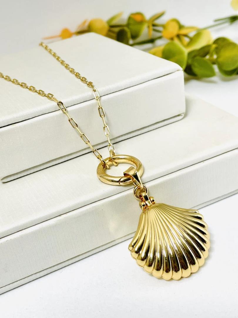 Relicário Formato Concha com Detalhes