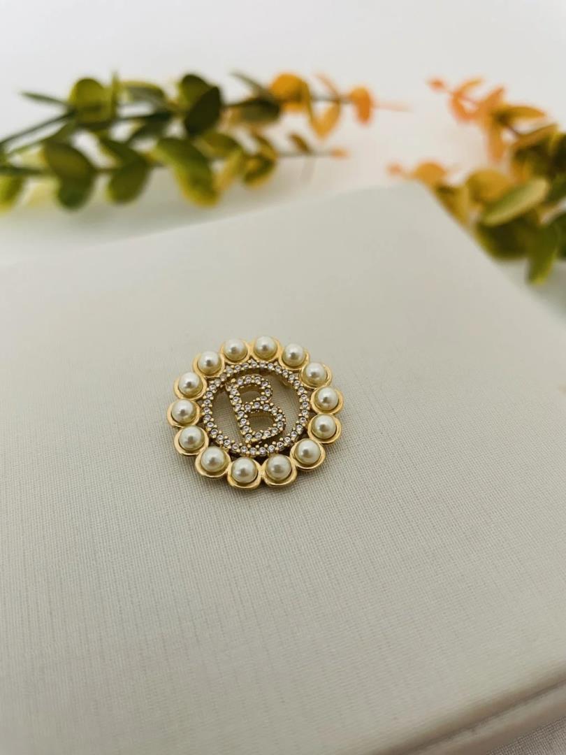 Pingente Inicial Letra B com Pérolas e Cravejamento