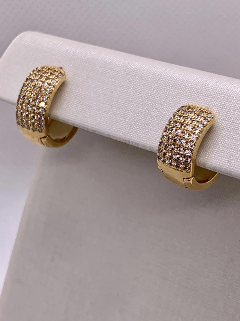 Argola Pequena Fechada Cravejada