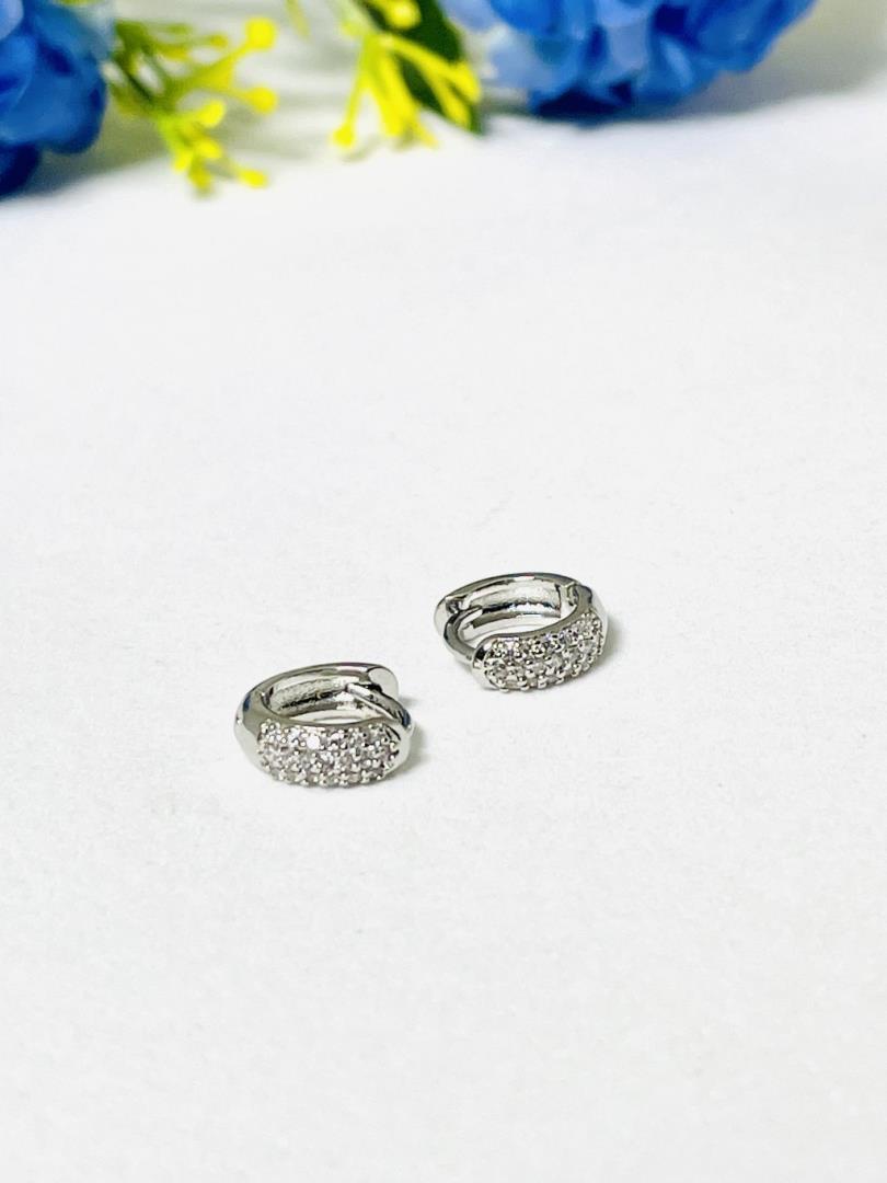 Argola Pequena Redonda com Zircônias Cravejadas