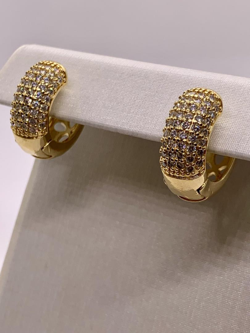 Argola Tamanho Médio Fechada Cravejada Com Zircônias Amarelas