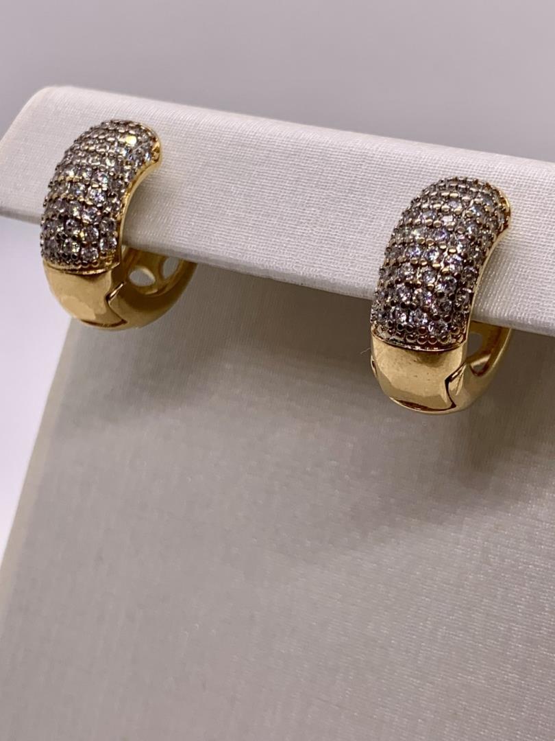 Argola Tamanho Médio Fechada Craveja Com Zircônias Brancas