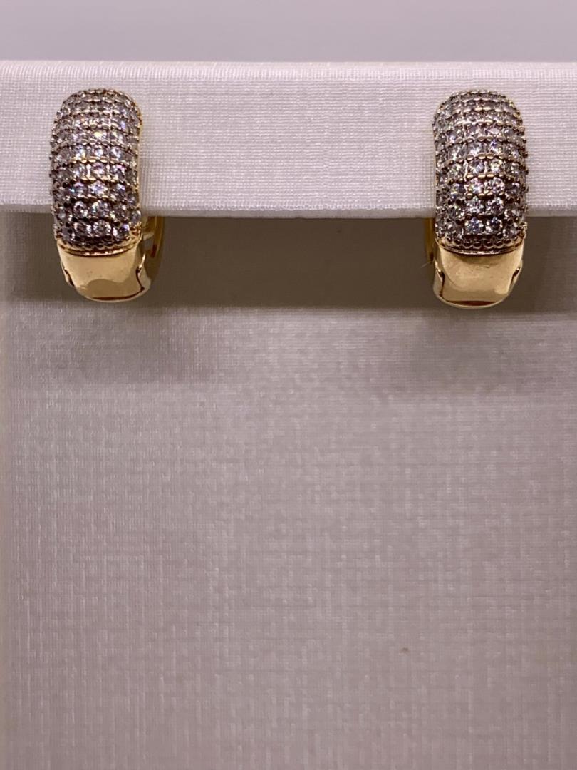 Argola Tamanho Médio Fechada Craveja Com Zircônias Brancas - Imagem 2