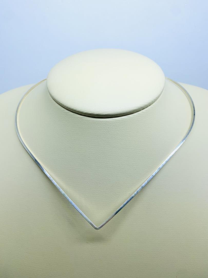 Aro Aberto Formato V Com Banho De Ródio