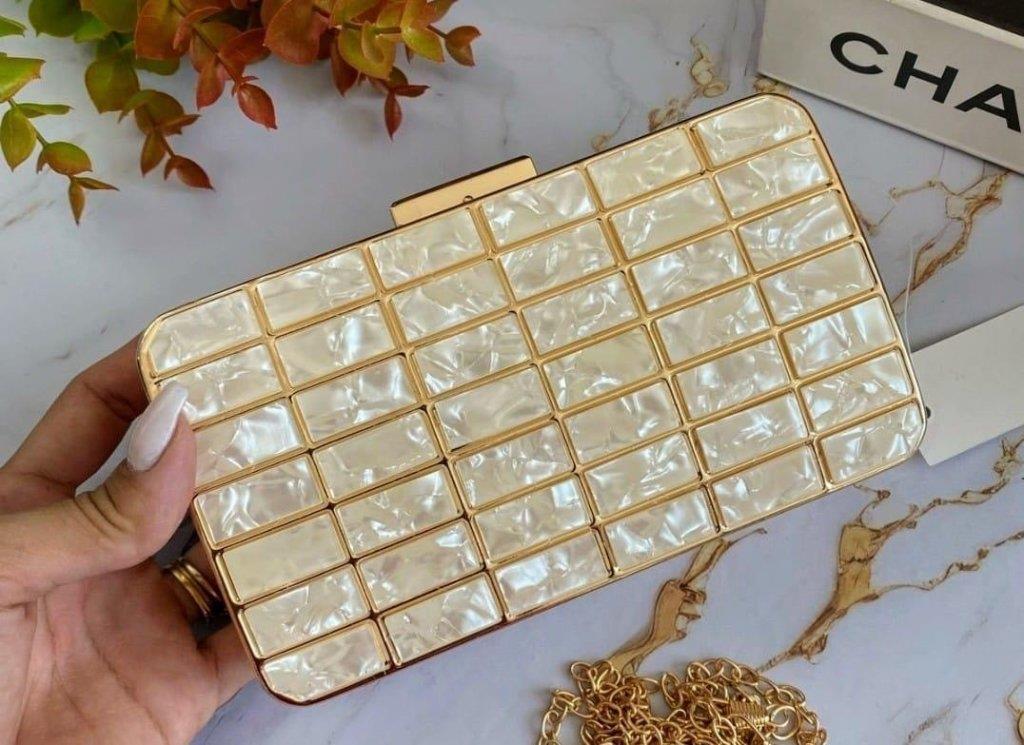 Bolsa De Luxo De Metal E Acrílico Perolado Cor Champanhe
