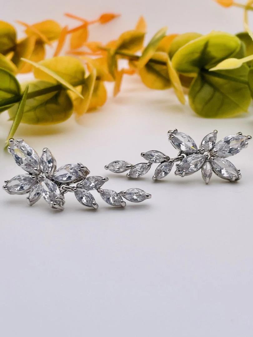 Brinco de Prata Formato Flor com Banho de Ródio e Zircônias Cravejadas