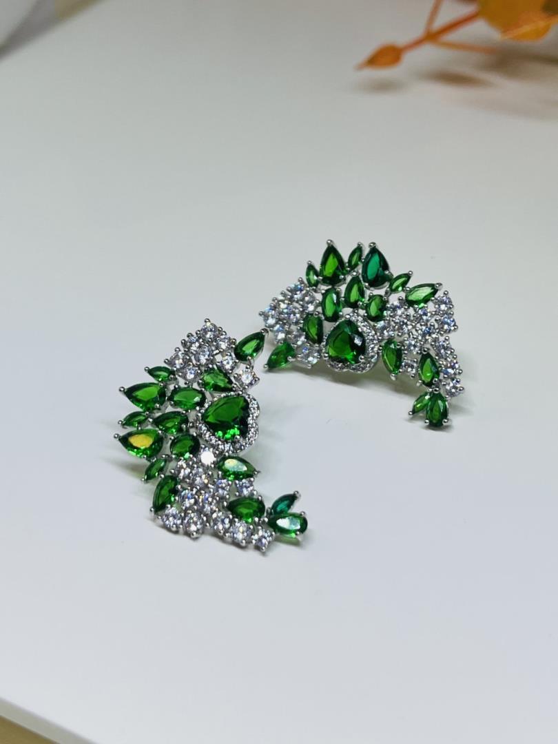 Brinco De Prata Com Banho De Ouro Branco Earcuff Cravejado Com Pedras Verde Esmeralda