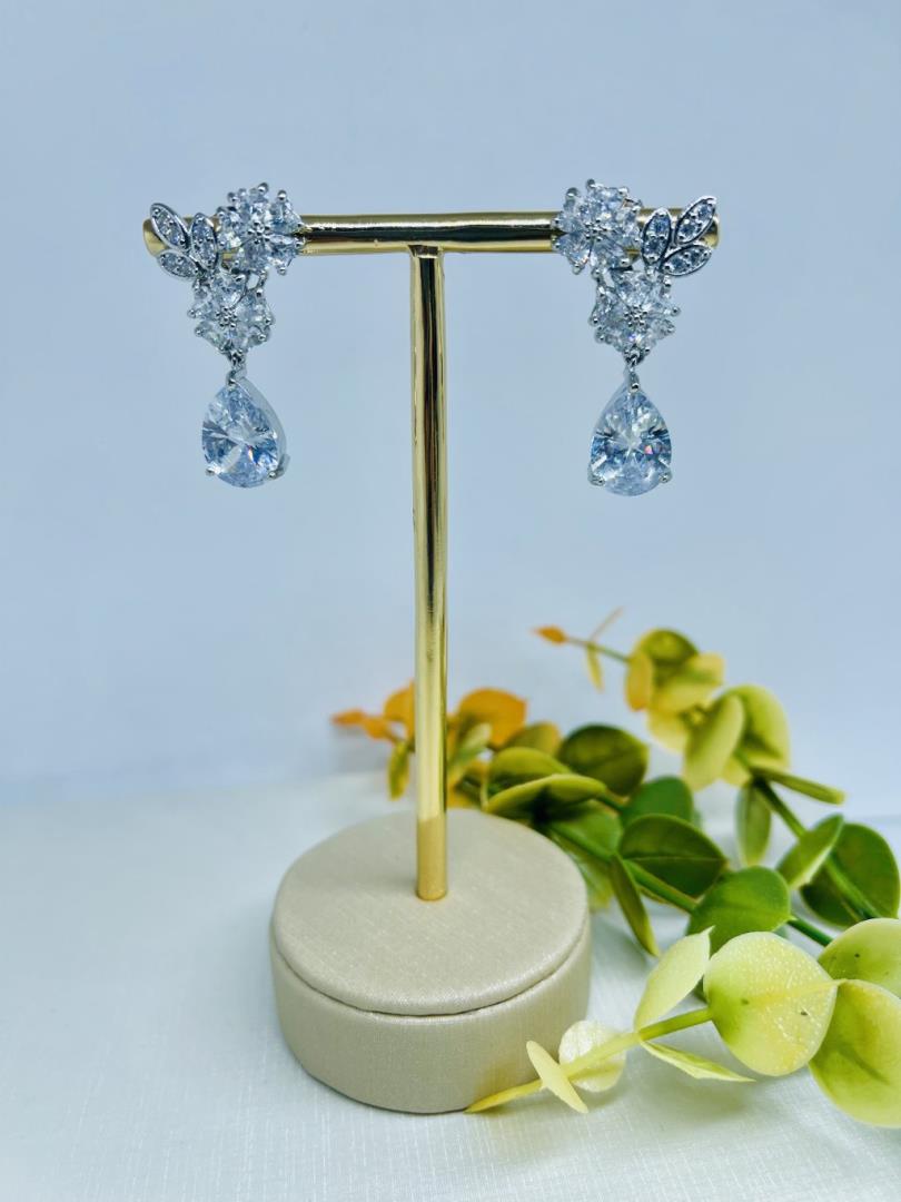 Brinco de Prata Cravejado com Banho de Ródio e Zircônia no Formato Gota