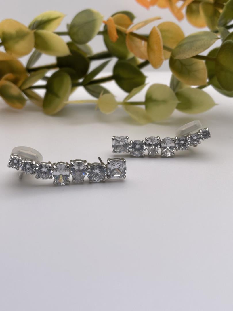 Brinco de Prata Earcuff com Banho de Ródio e Zircônias Cravejadas