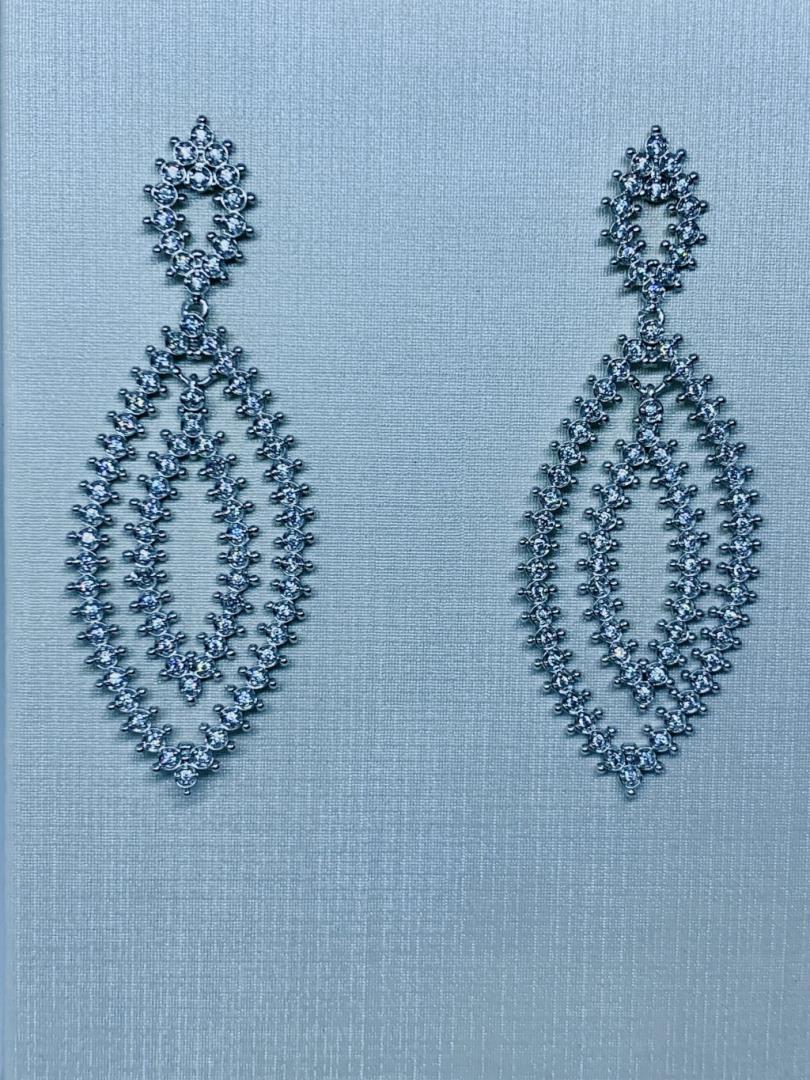 Brinco De Prata Longo Com Zircônias Cravejadas