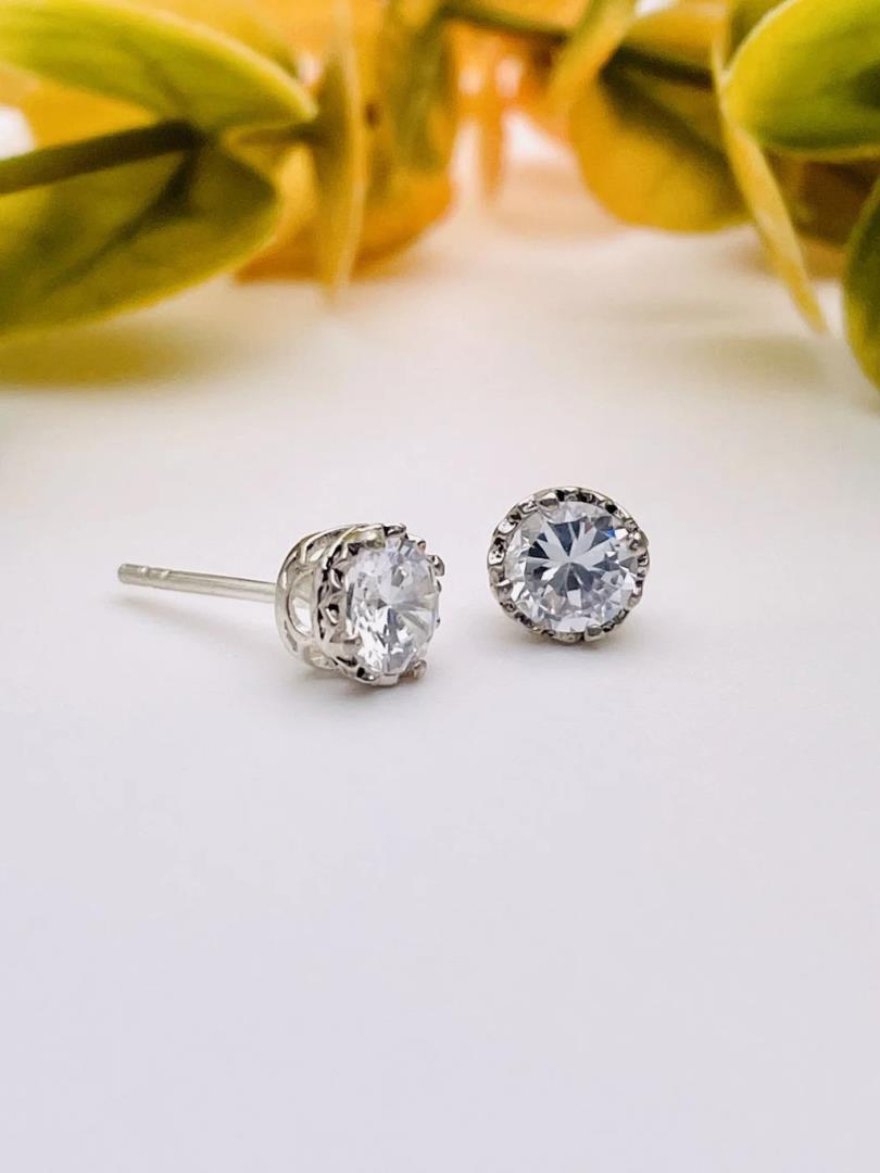 Brinco de Prata Médio Ponto de Luz Trabalhado com Banho de Ródio