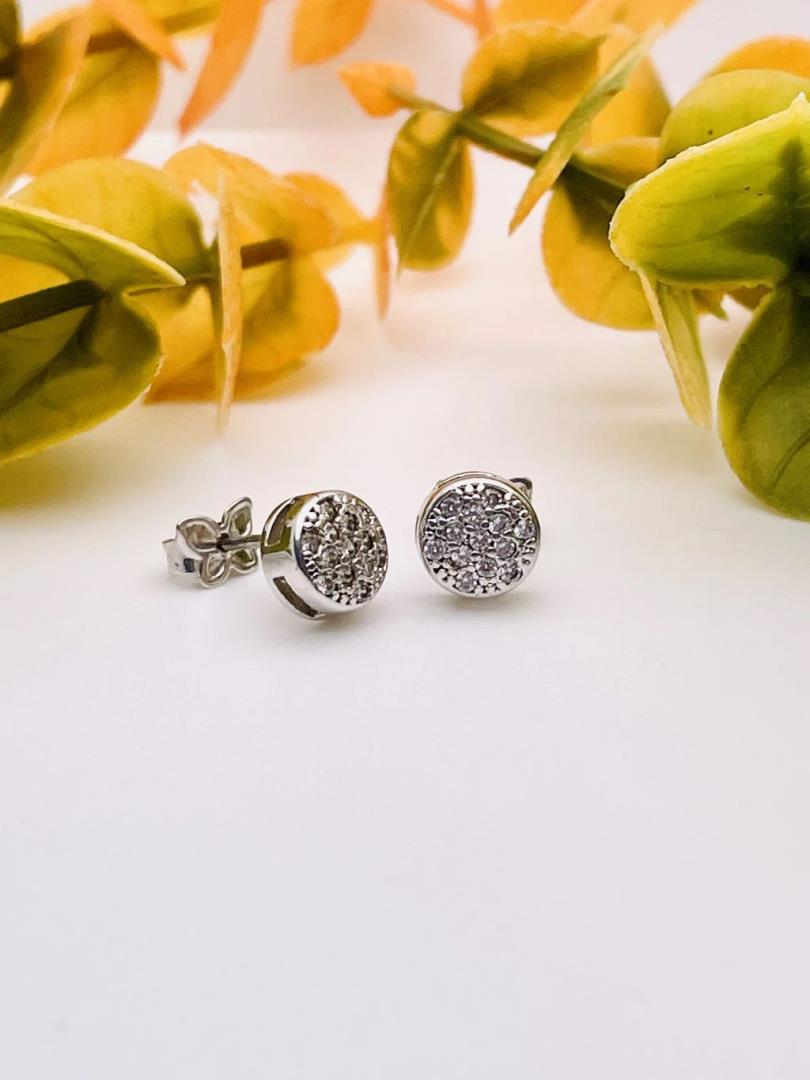 Brinco de Prata Redondo com Banho de Ródio e Zircônias Cravejadas