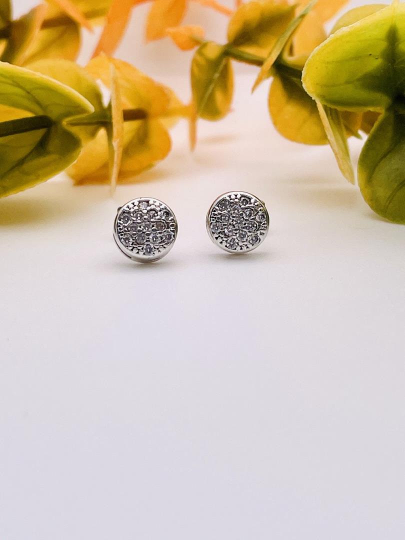 Brinco de Prata Redondo com Banho de Ródio e Zircônias Cravejadas - Imagem 2