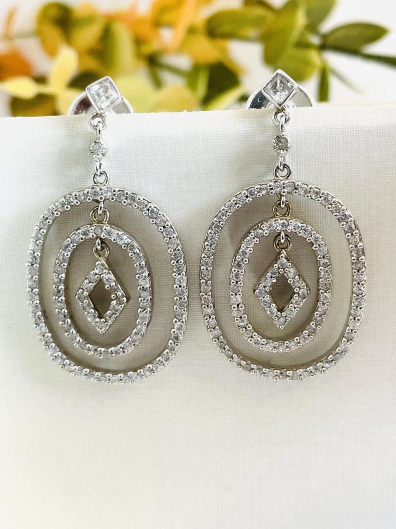 Brinco de Prata Redondo Vazado com Banho de Ródio e Zircônias Cravejadas