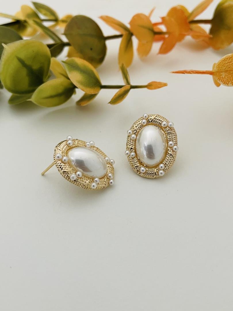 Brinco Dourado Com Pérola Oval Central