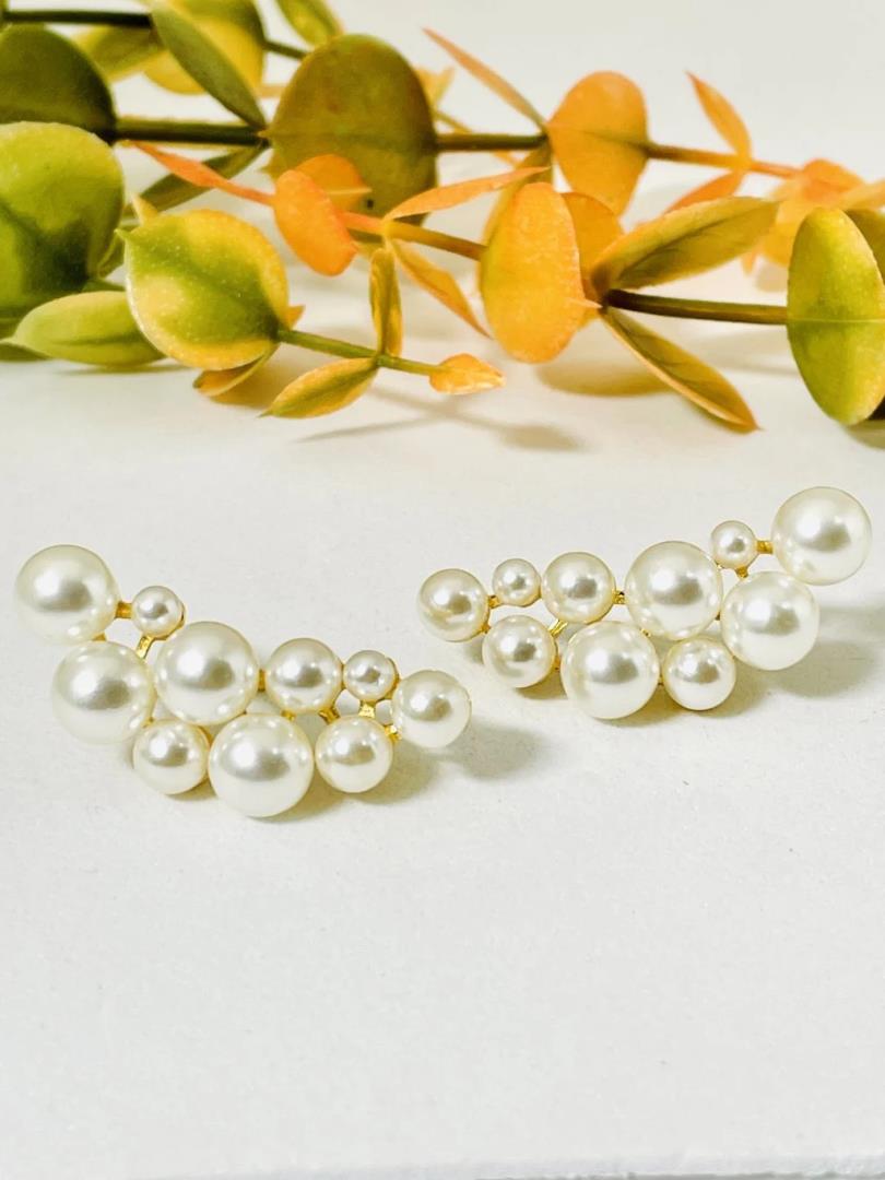 Brinco Earcuff com 10 Pérolas de Tamanhos Variados