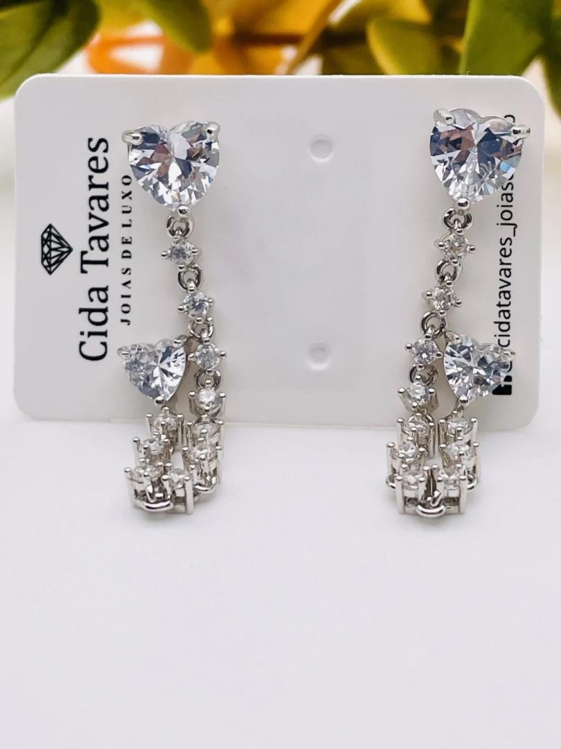 Brinco Earcuff de Prata com Banho de Ródio e Zircônias Cravejadas no Formato Coração