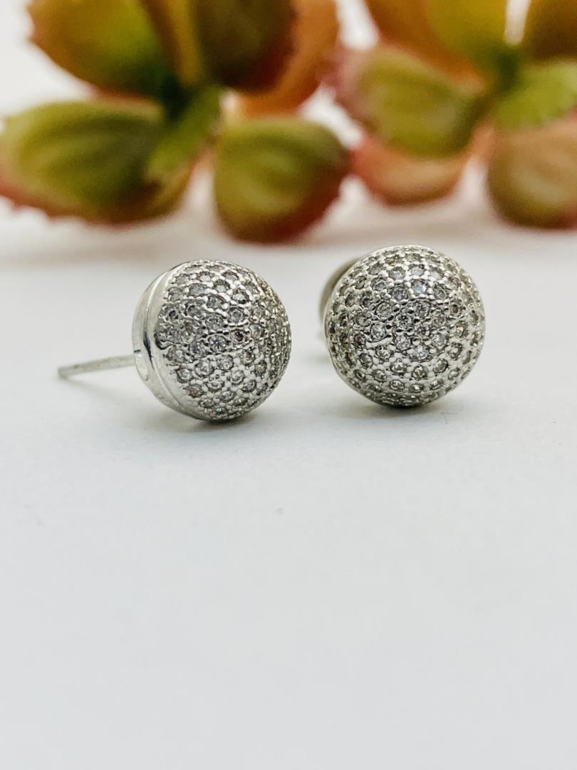 Brinco Esfera Rata com Banho de Ródio e Zircônias Cravejadas