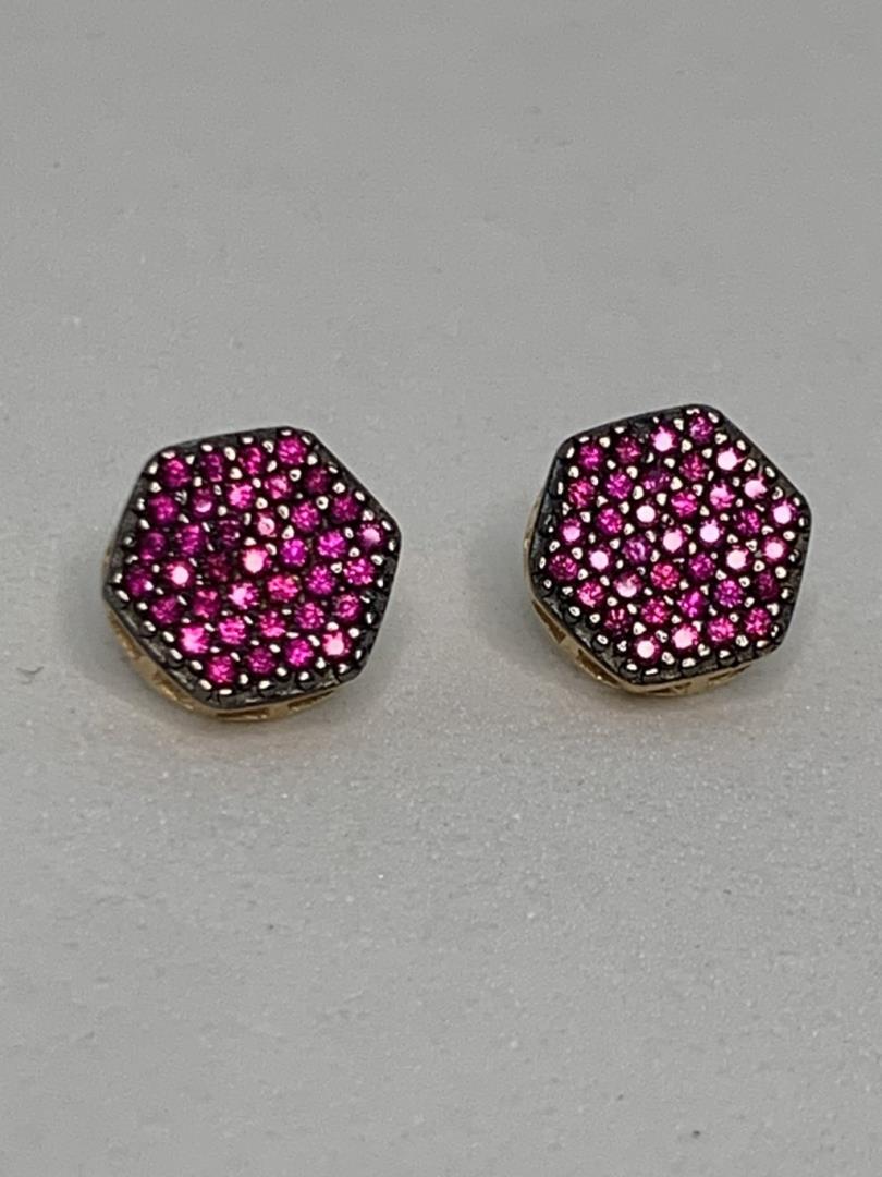 Brinco Forma Geométrica Cravejado De Pedras Rubi