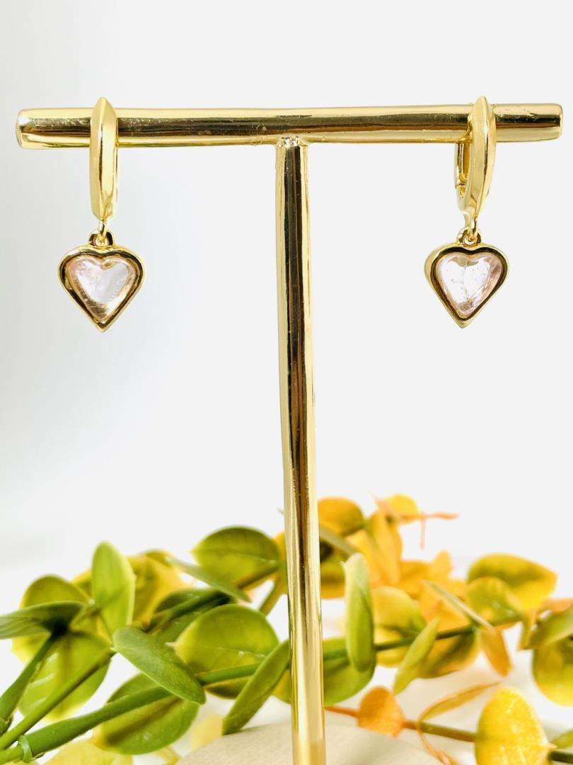 Brinco Formato Argola com Pingente Coração Quartzo Rosa