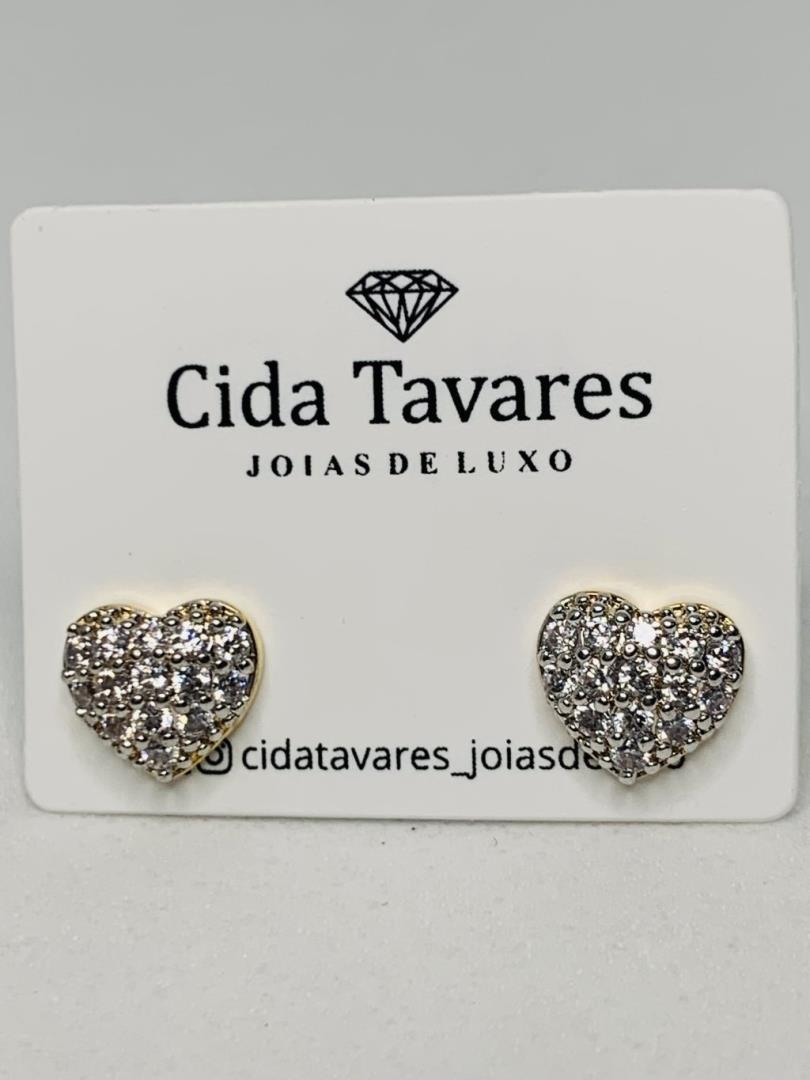 Brinco Formato Coração Com Zircônias Brancas Cravejadas