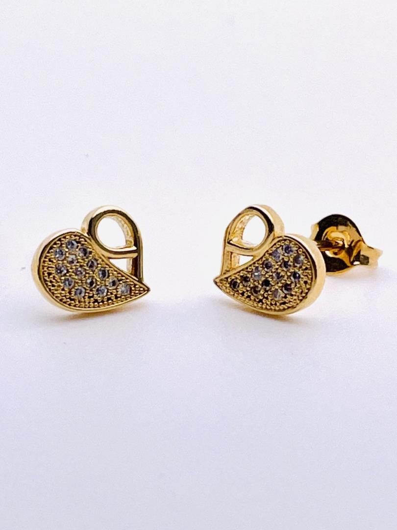Brinco Formato Coração Cravejado
