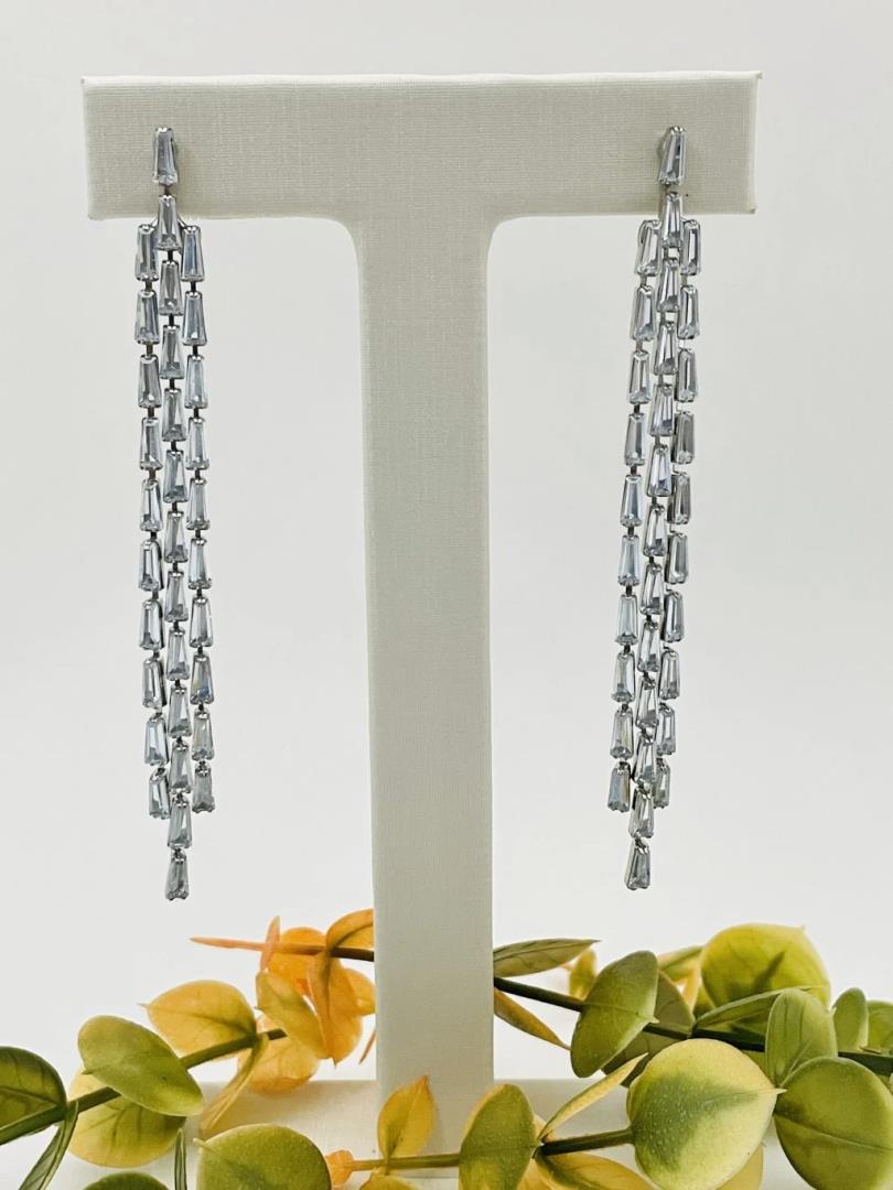 Brinco Longo Banho de Ródio com Pedras Incolores