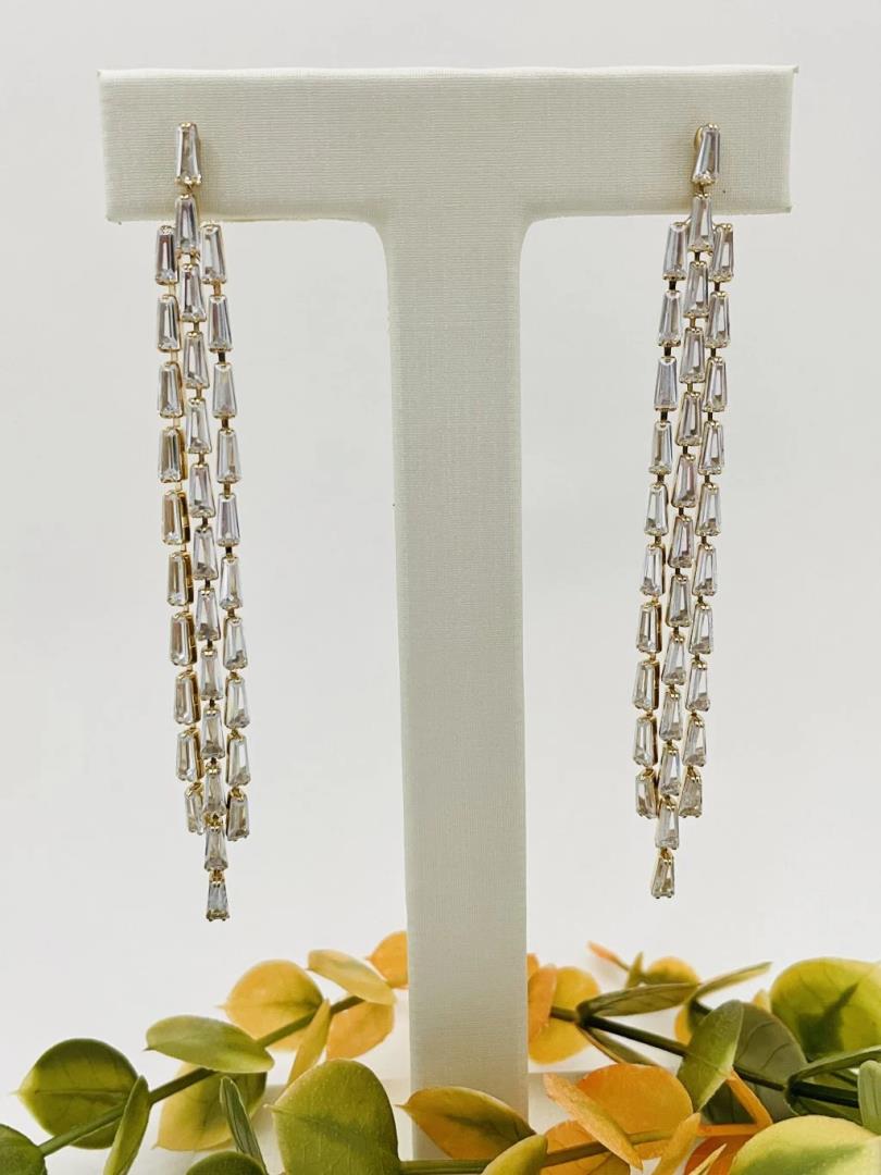 Brinco longo com Banho de Ouro e Pedras Incolores