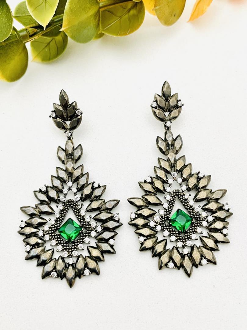 Brinco Longo com Banho de Ródio Negro e Pedra Central