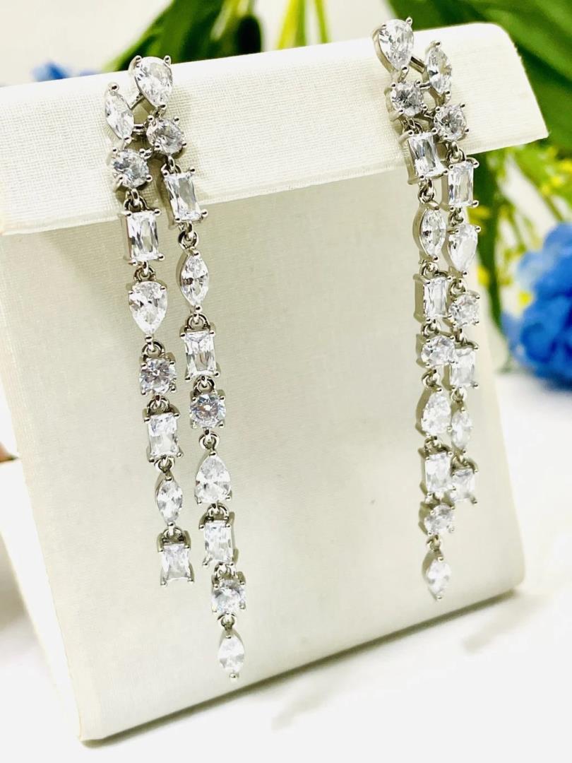 Brinco Longo de Prata com Zircônias Cravejadas e Banho de Ródio