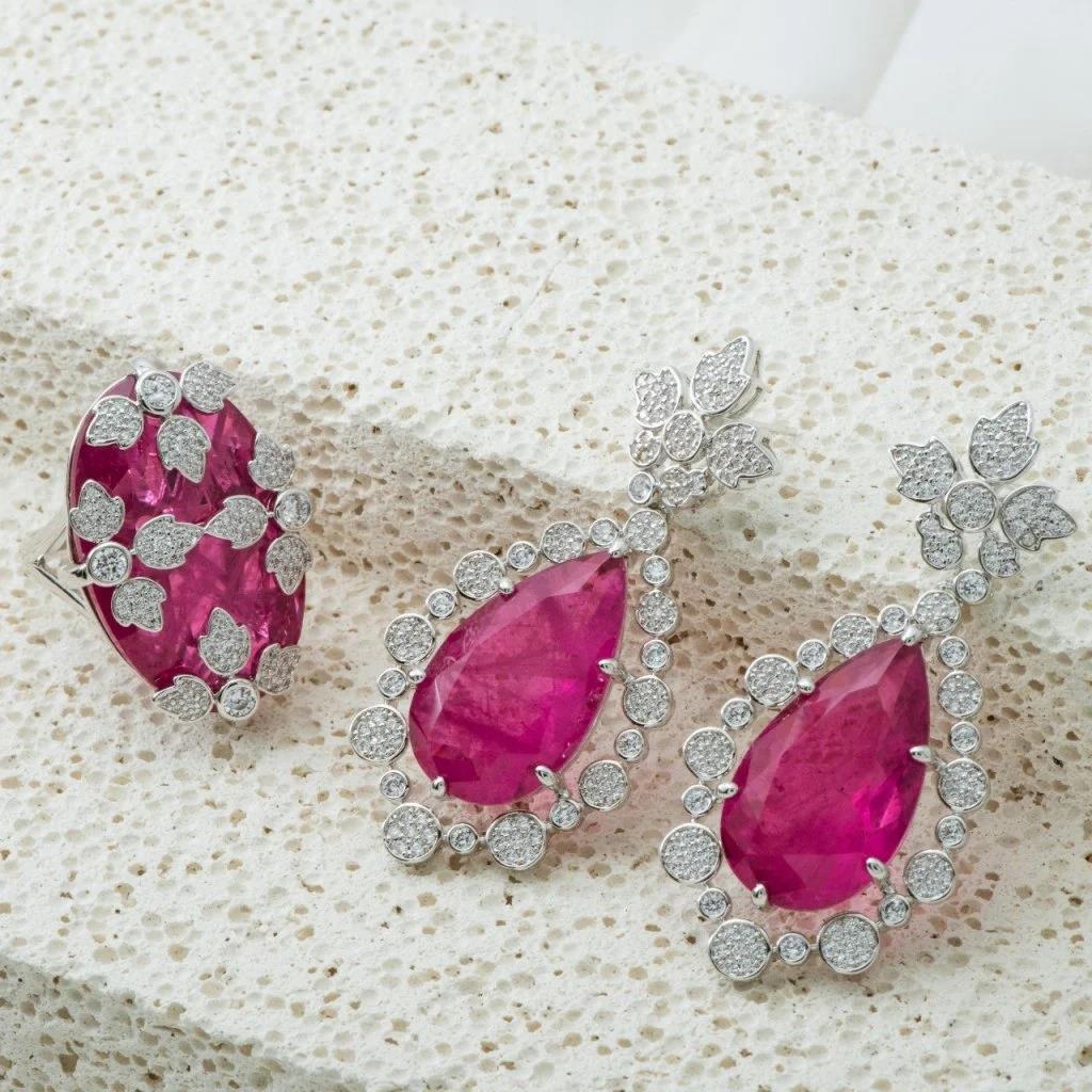 Brinco Luxo Para Festa Com Pedras Cravejadas E Pedra Central Na Cor Pink