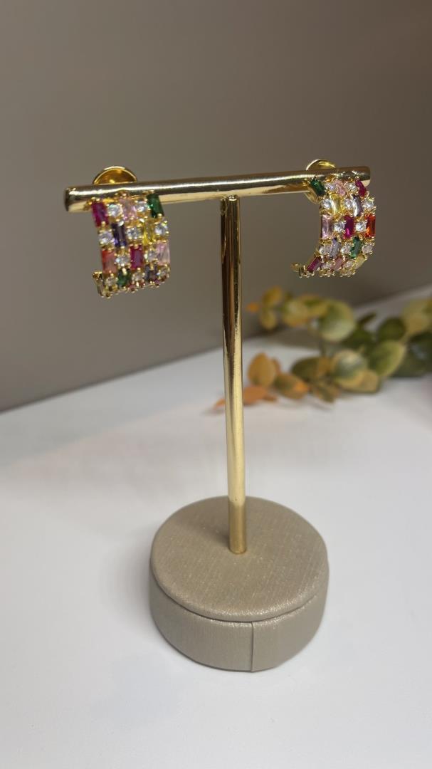 Brinco Meia Argola Com Pedras Coloridas