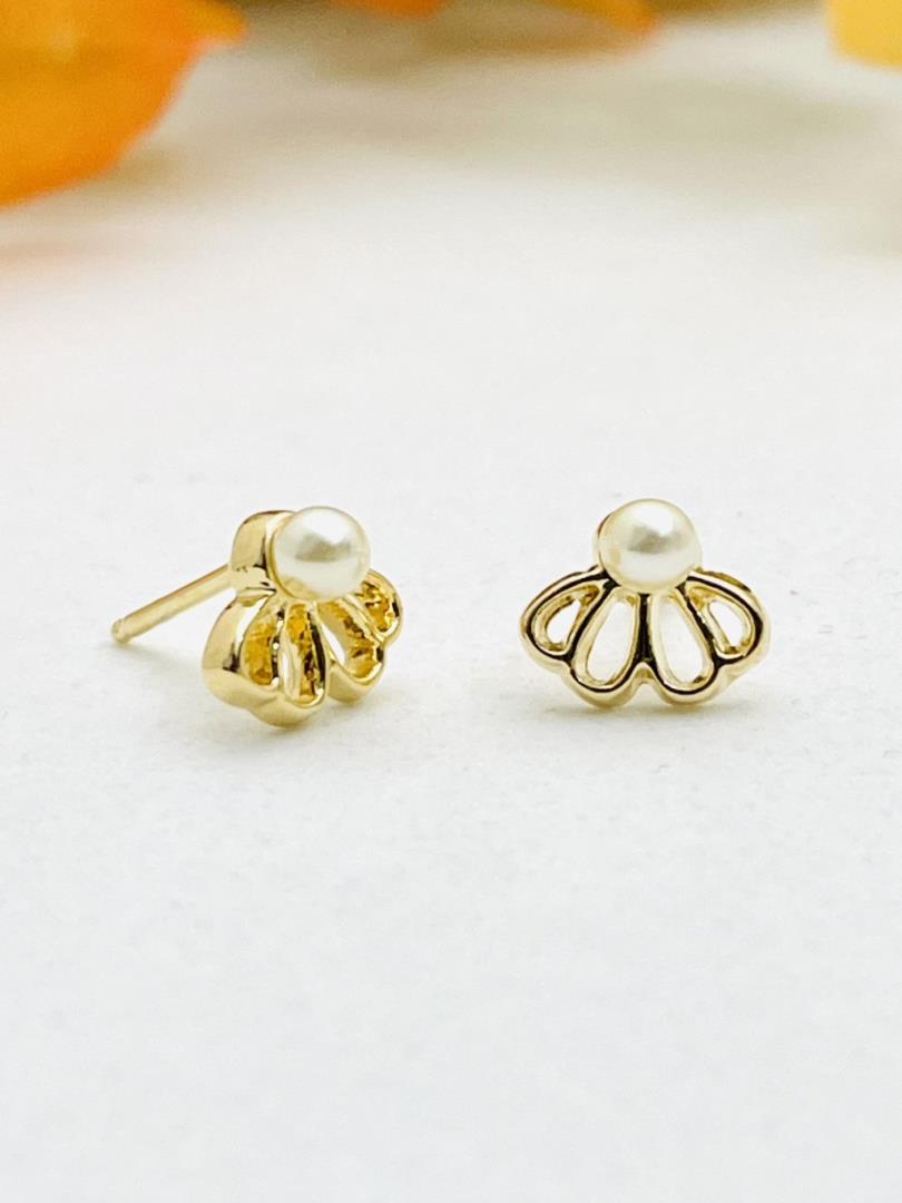 Brinco Meia Flor com Pérola Central
