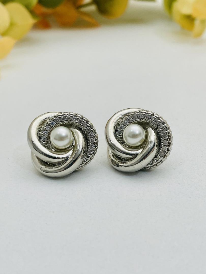 Brinco Prata com Banho de Ródio e Pérola Central com Zircônias Cravejadas - Imagem 2