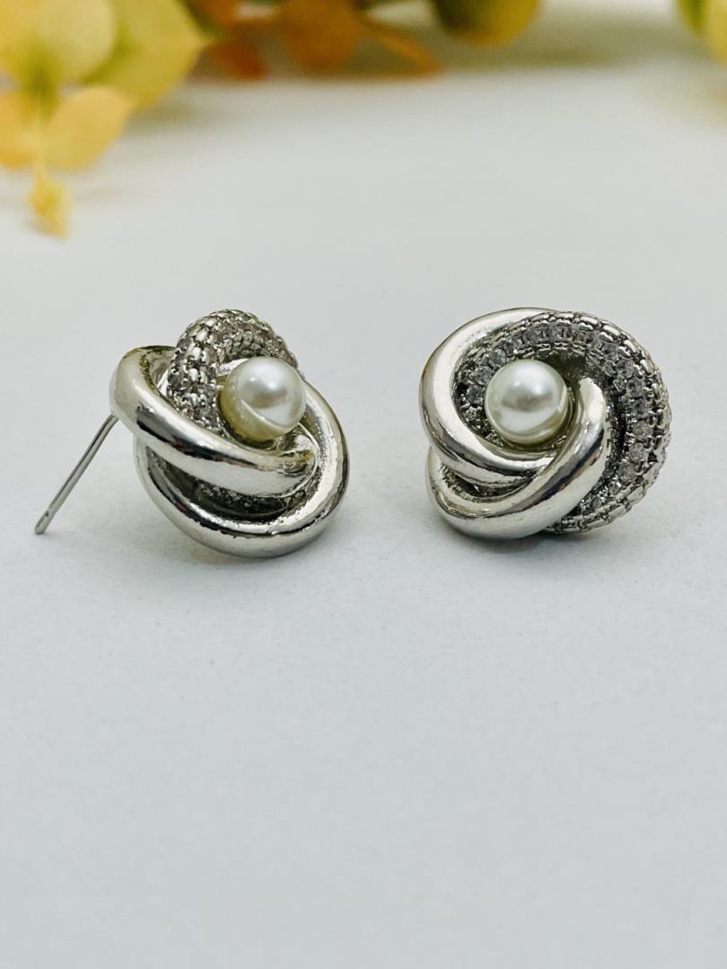 Brinco Prata com Banho de Ródio e Pérola Central com Zircônias Cravejadas