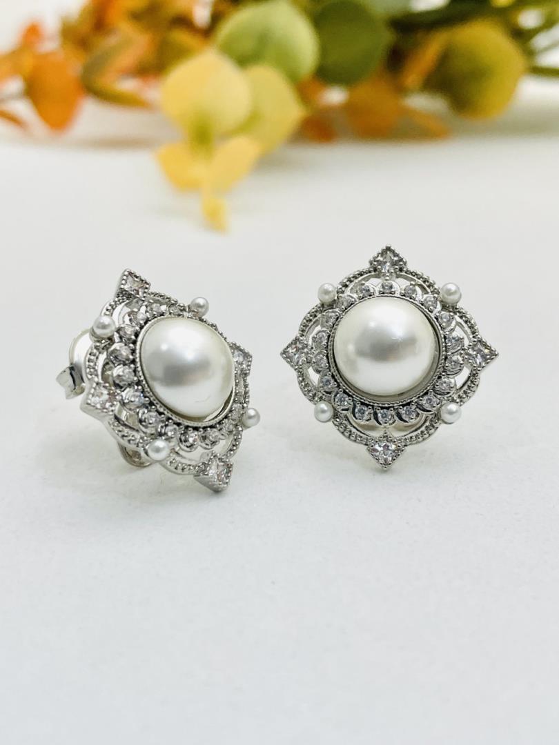Brinco Prata com Banho de Ródio e Pérola Central Zircônias Cravejadas