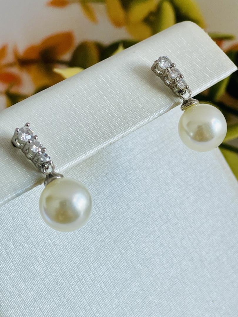 Brinco Prata de Pérola com Banho de Ródio e Zircônias Cravejadas