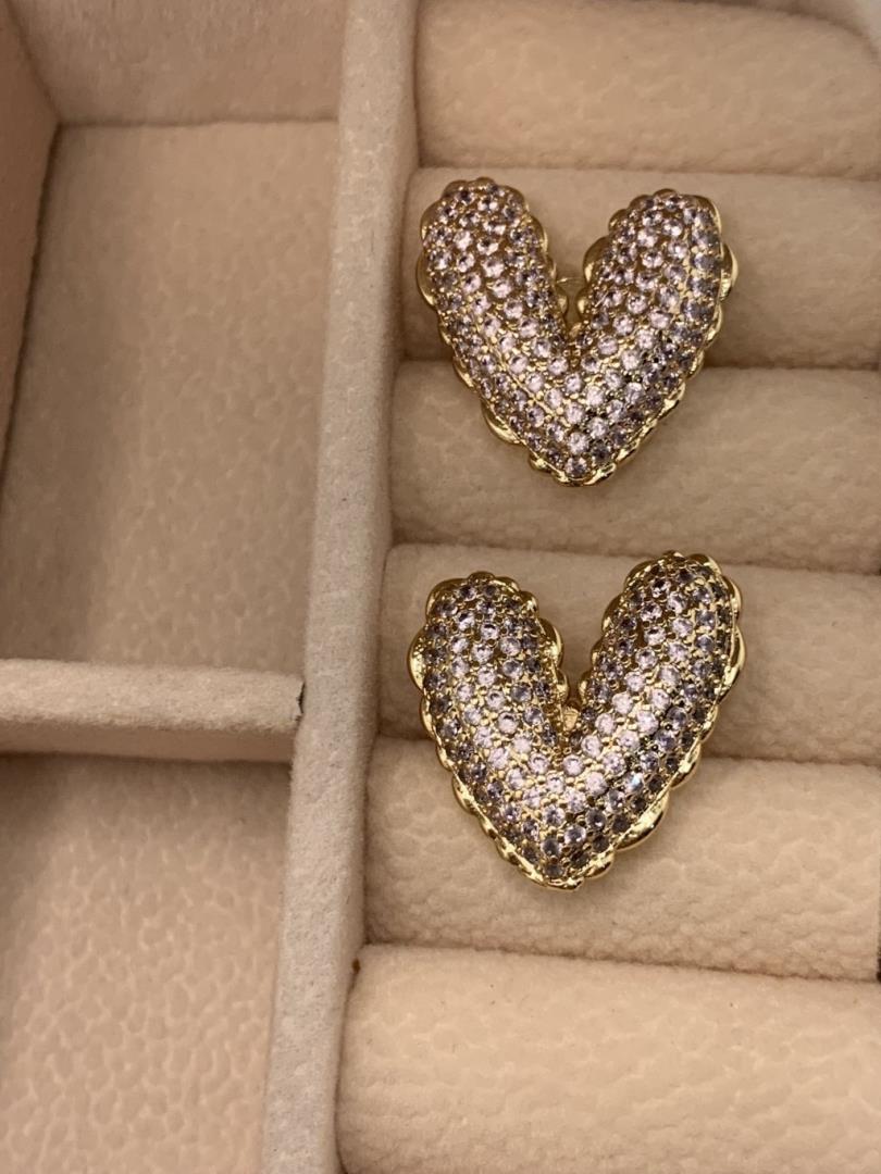 Brinco Rosê Formato Coração Com Pedras Cravejadas