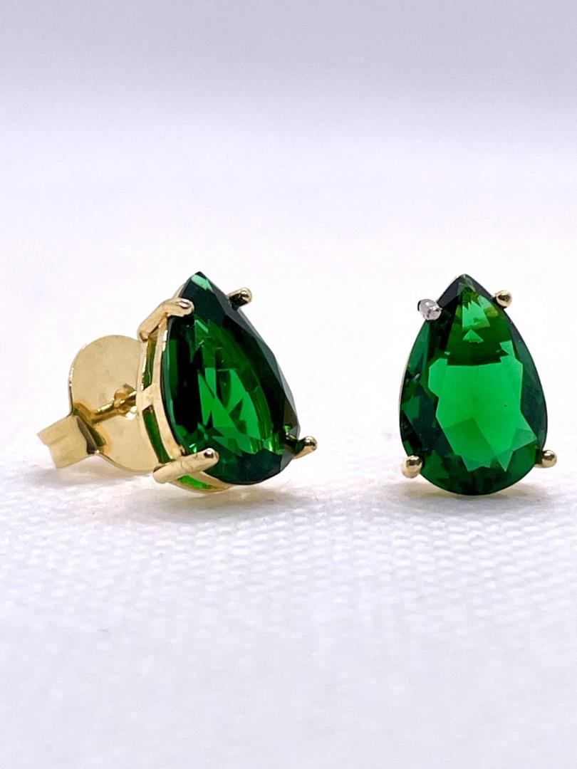 Brincos Formato Gota Com Pedra Na Cor Verde