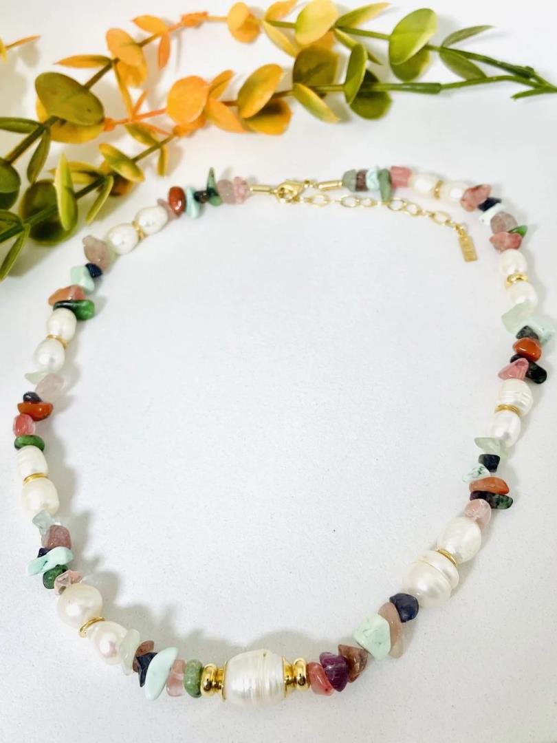 Colar com Pedras Naturais e Pérolas de Cativeiro