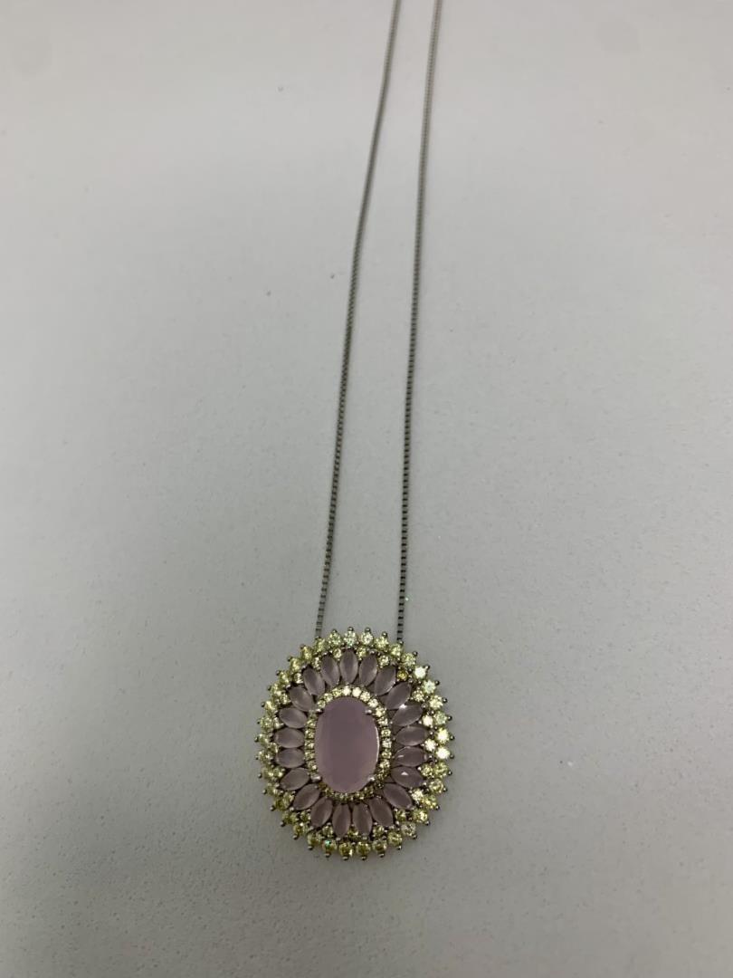 Colar Com Pingente Banho De Ródio Com Pedras Quartzo Rosa E Zircônias Cravejadas - Imagem 2