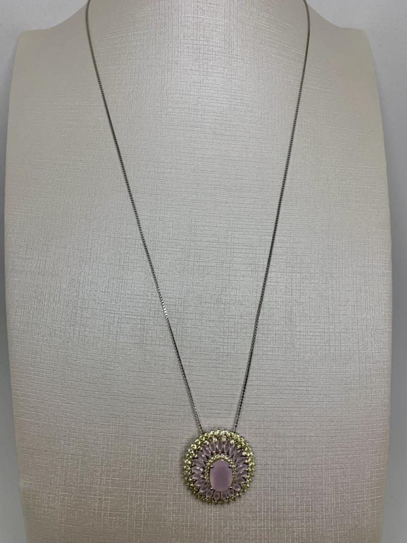 Colar Com Pingente Banho De Ródio Com Pedras Quartzo Rosa E Zircônias Cravejadas