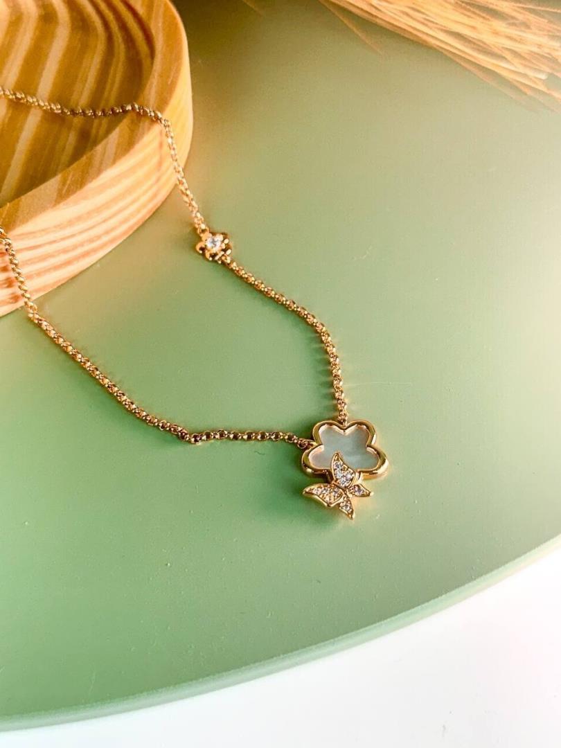 Colar Com Pingente Borboleta Detalhes Em Madrepérola