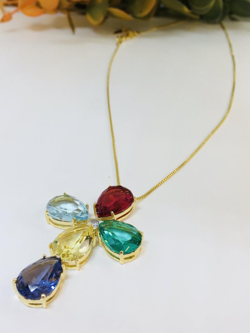 Colar Com Pingente Formato Cruz Com Pedras