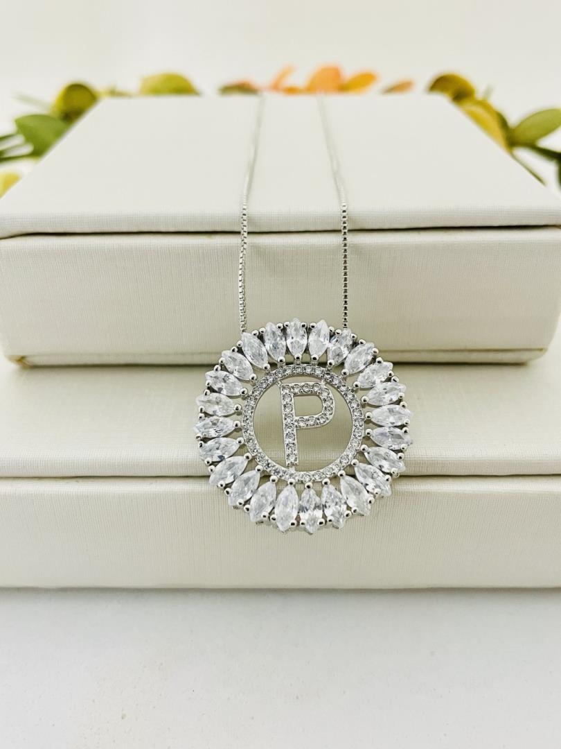 Colar Com Pingente Inicial Letra P Cravejado