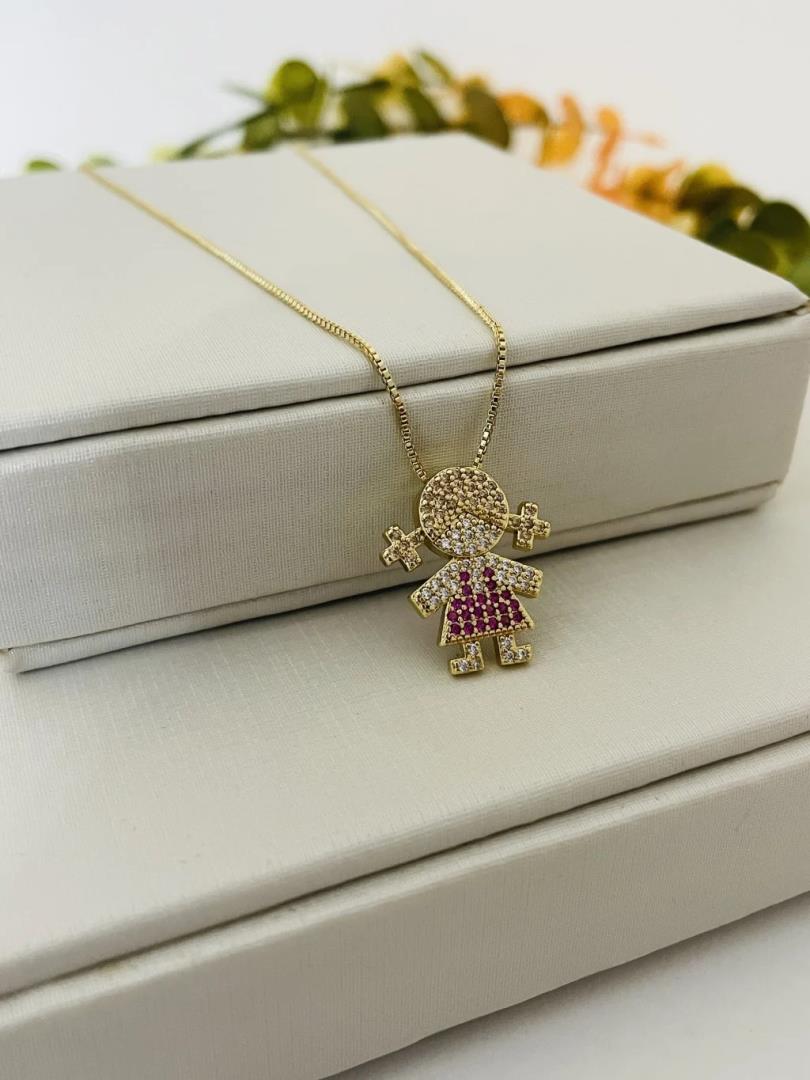 Colar com Pingente Menina Cravejado