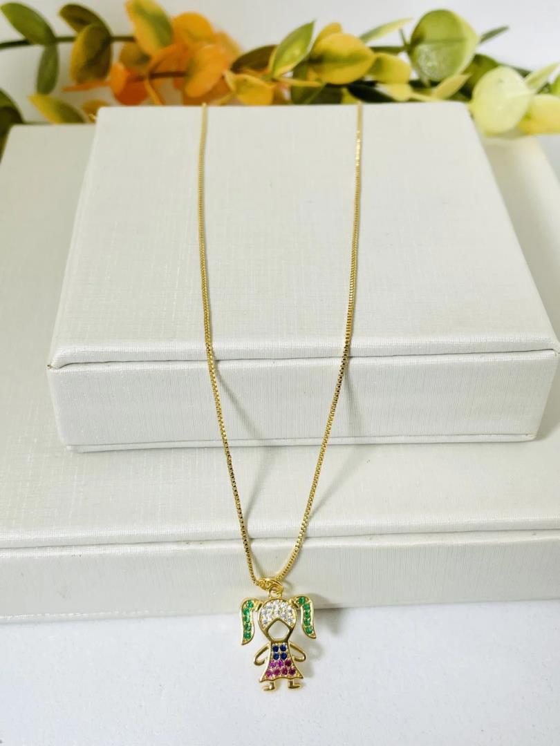 Colar com Pingente Menina Cravejado com Pedras Coloridas