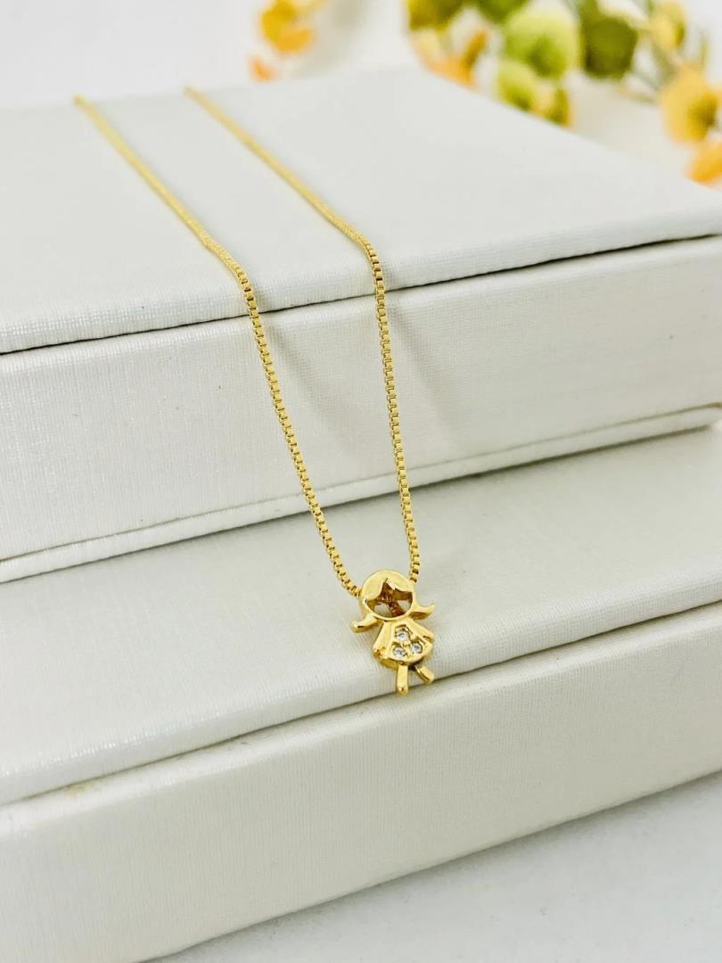 Colar com Pingente Menina e Cravejamento