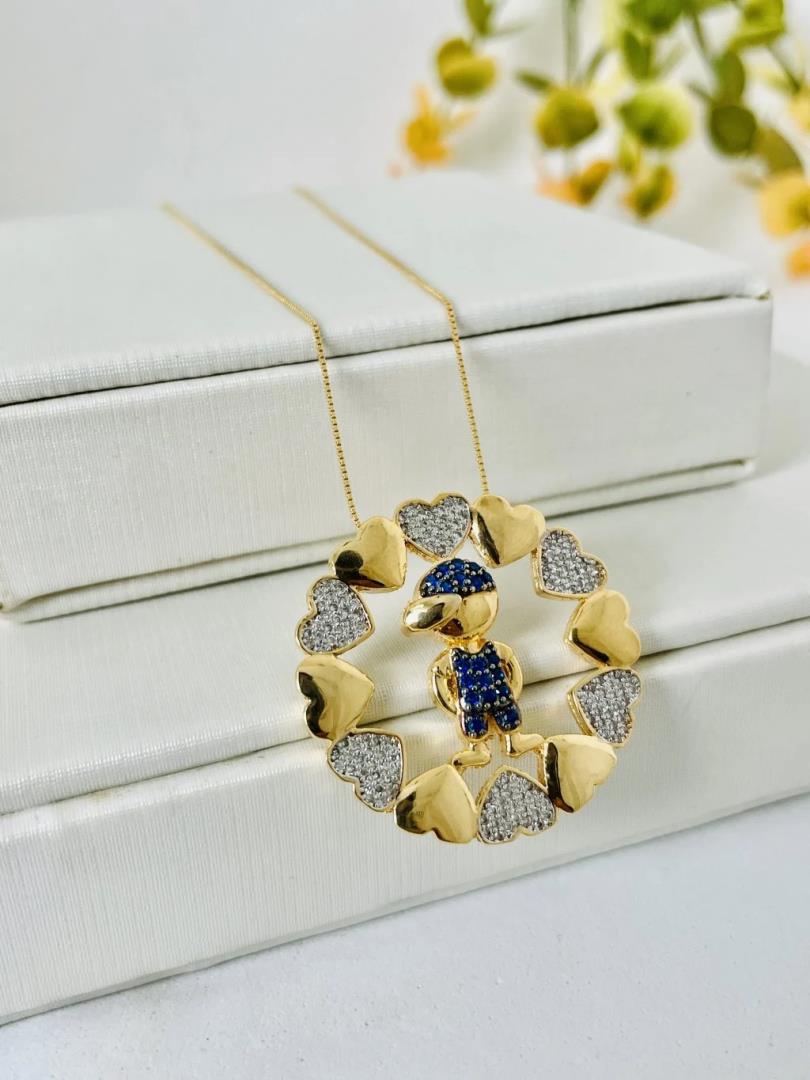 Colar com Pingente Menino e Corações Cravejados