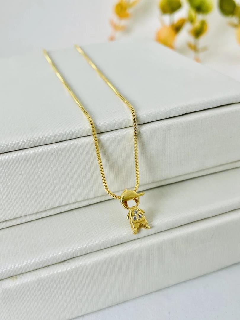 Colar com Pingente Menino e Cravejamento